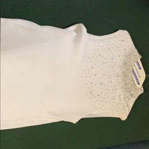 Sleeveless sweater with sparkling jewels.